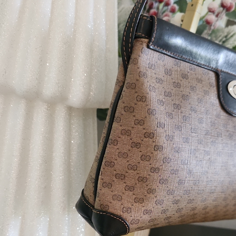 Gucci Crossbody In Elegant Brown And Tan GG Pattern..Gorgeous Classic Gucci! - Picture 3 of 12